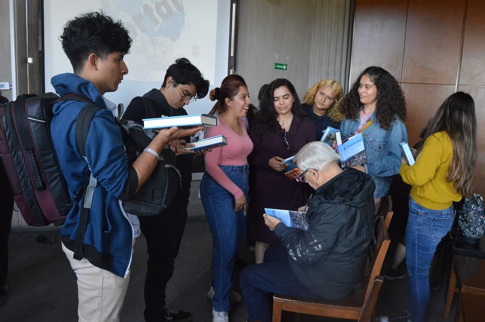 Tijuana Innovadora entrega 50 libros para estudiantes de Universidad Humanitas