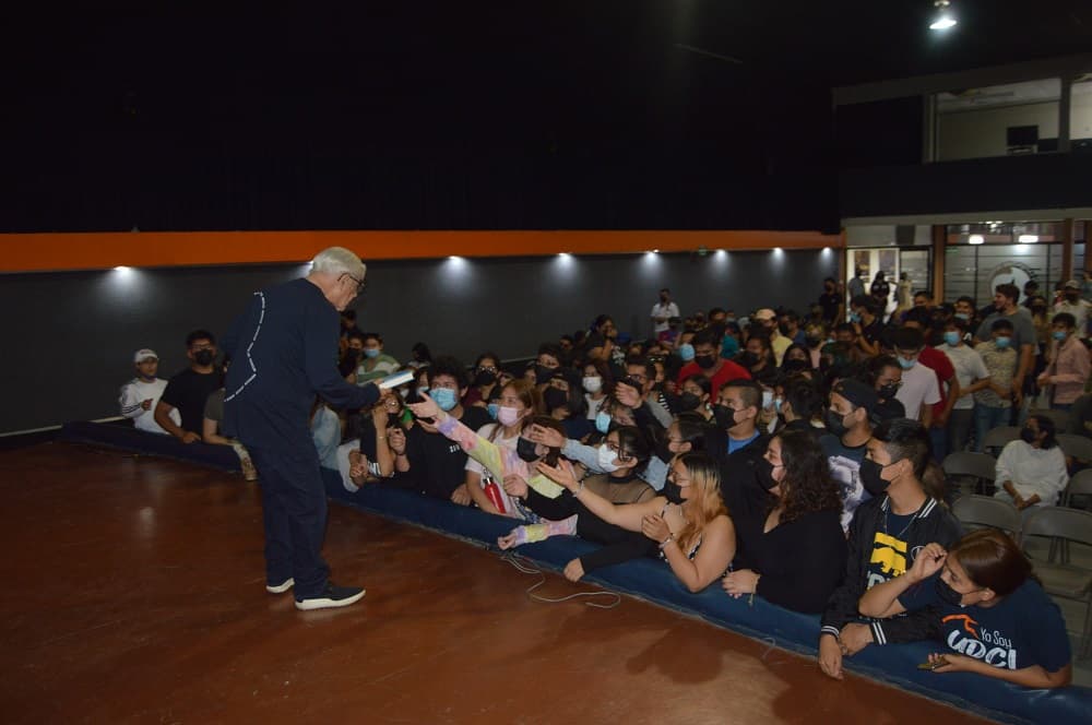 Tijuana Innovadora hace entrega de 50 libros para alumnos de UDCI
