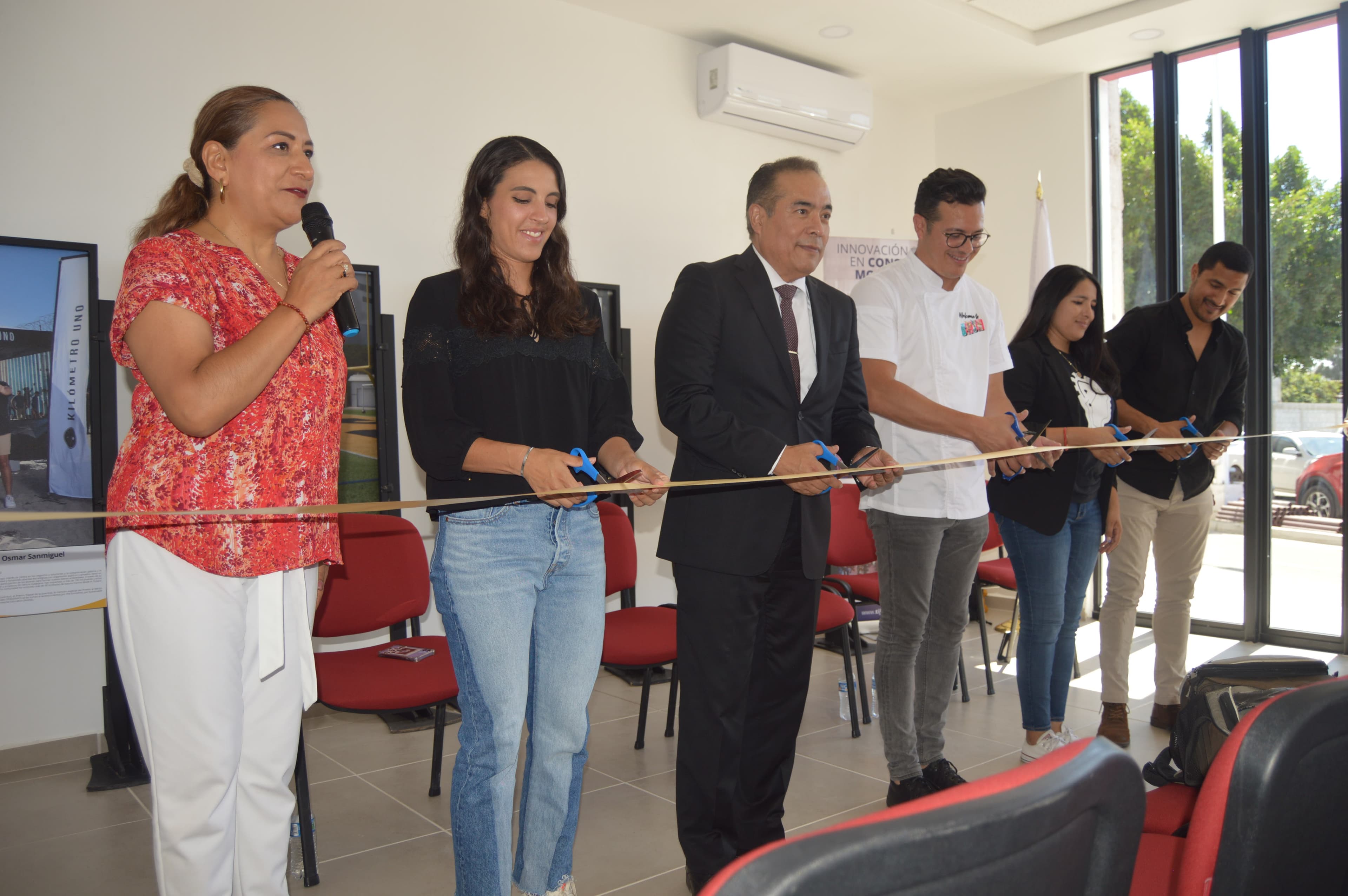 Llevan exposición de Paseo de la Fama de Tijuana a Universidad Vizcaya