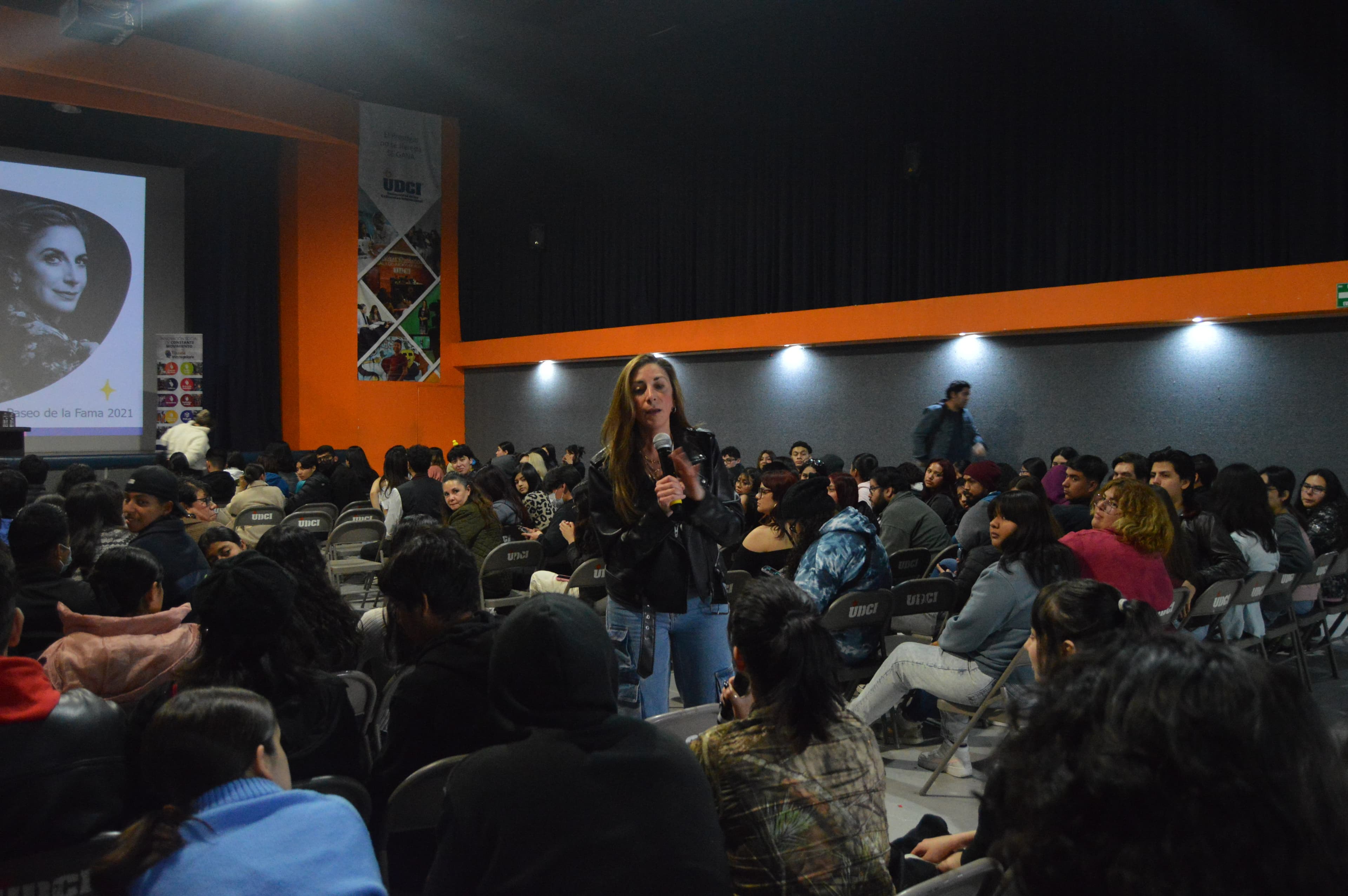 Exponen retos y oportunidades para jóvenes en medios audiovisuales