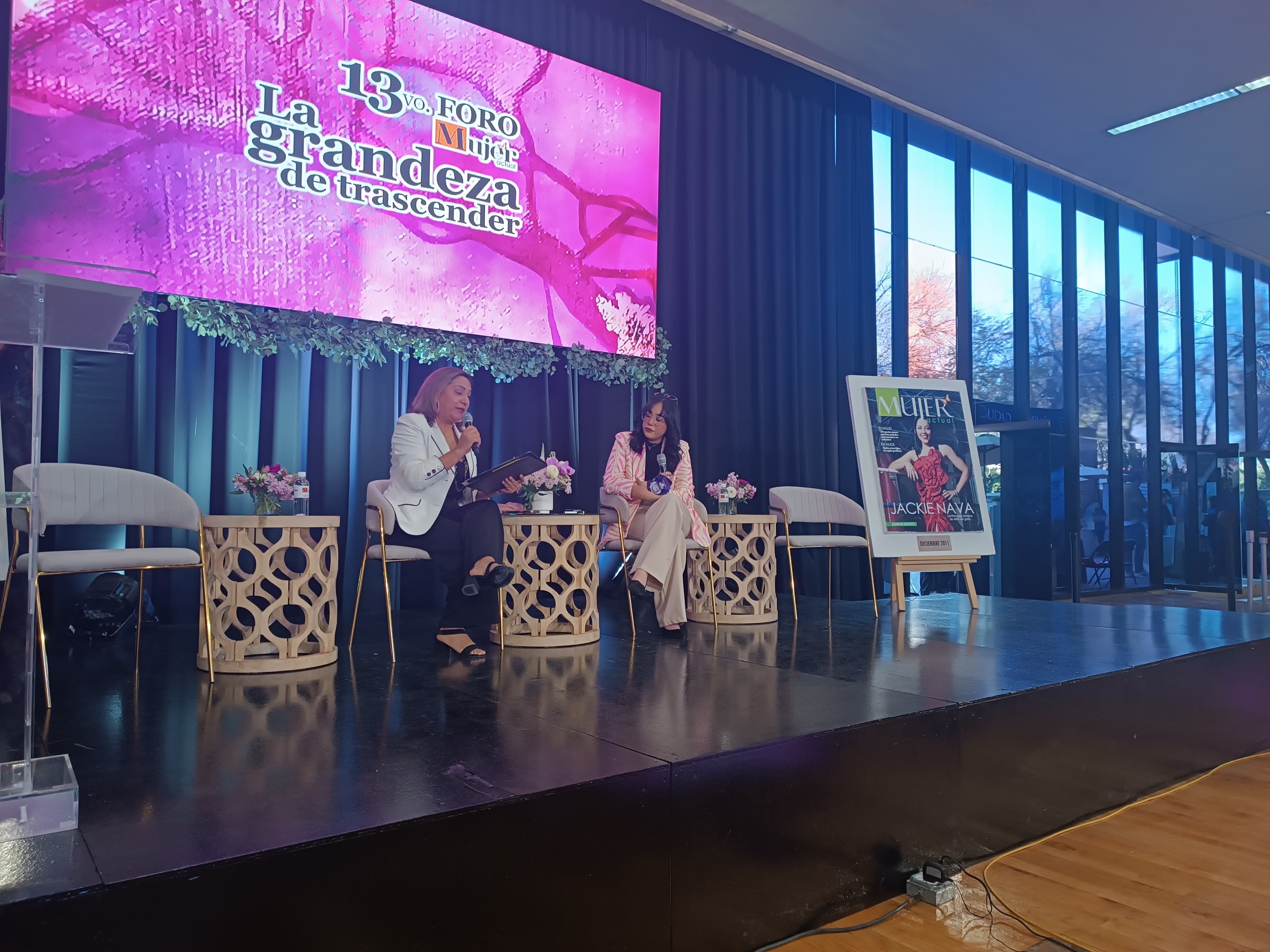 Muestra Sofía Márquez su labor activista en el 13vo. foro de la revista Mujer Actual
