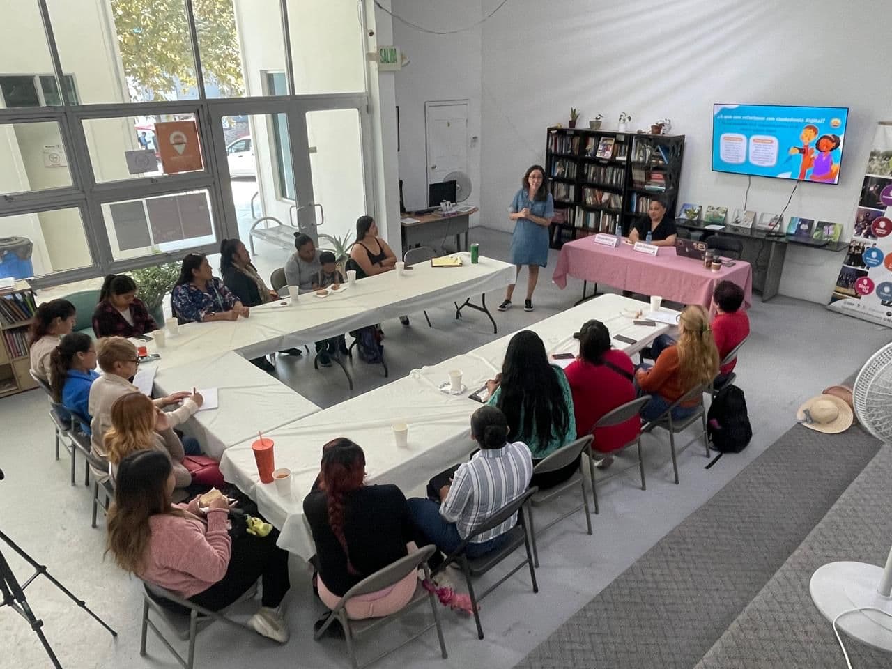 Capacitan a mujeres para cuidarse en espacios digitales