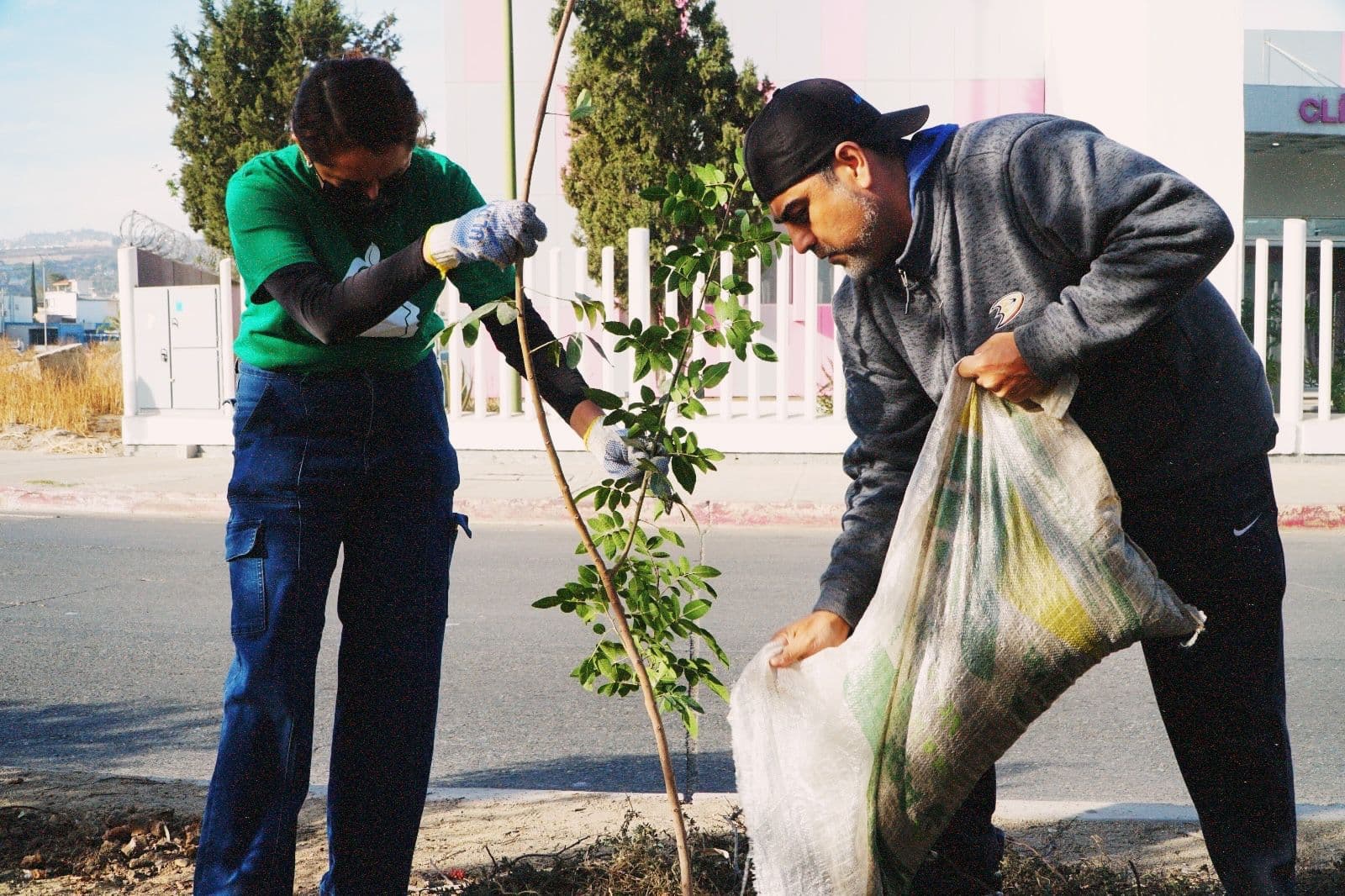 Realizan última jornada de limpieza del año en Jardín del Recuerdo