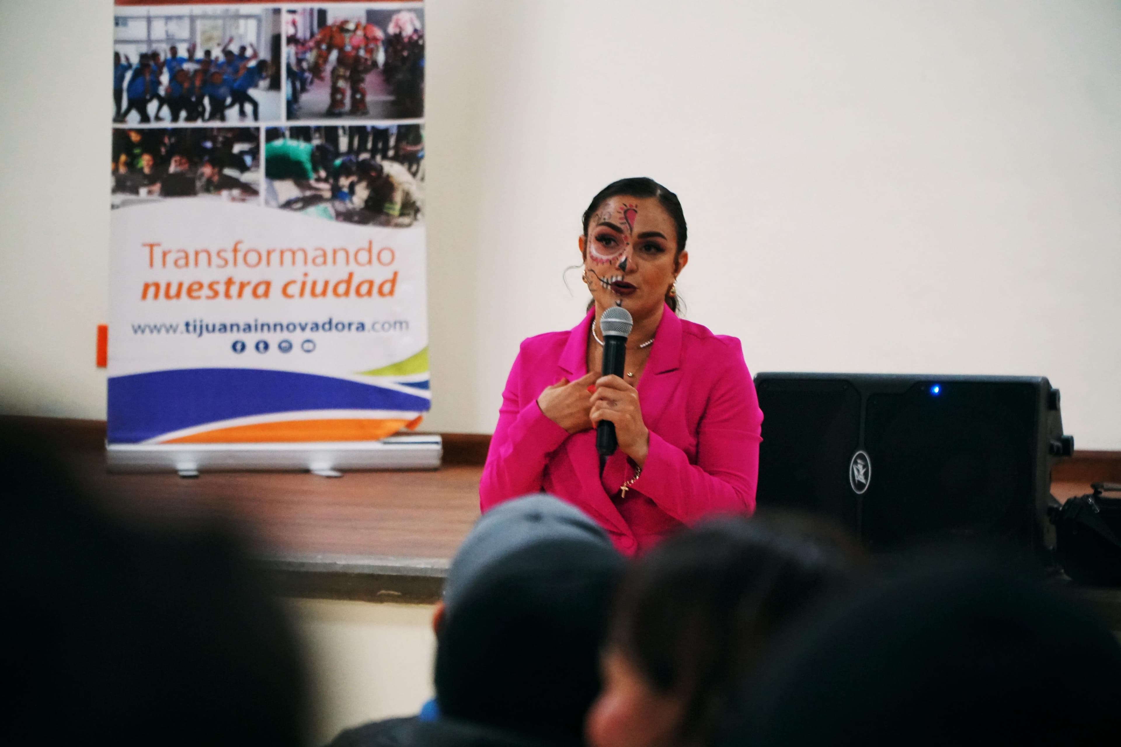 La luchadora profesional Thunder Rosa motiva a jóvenes a pelear por sus metas