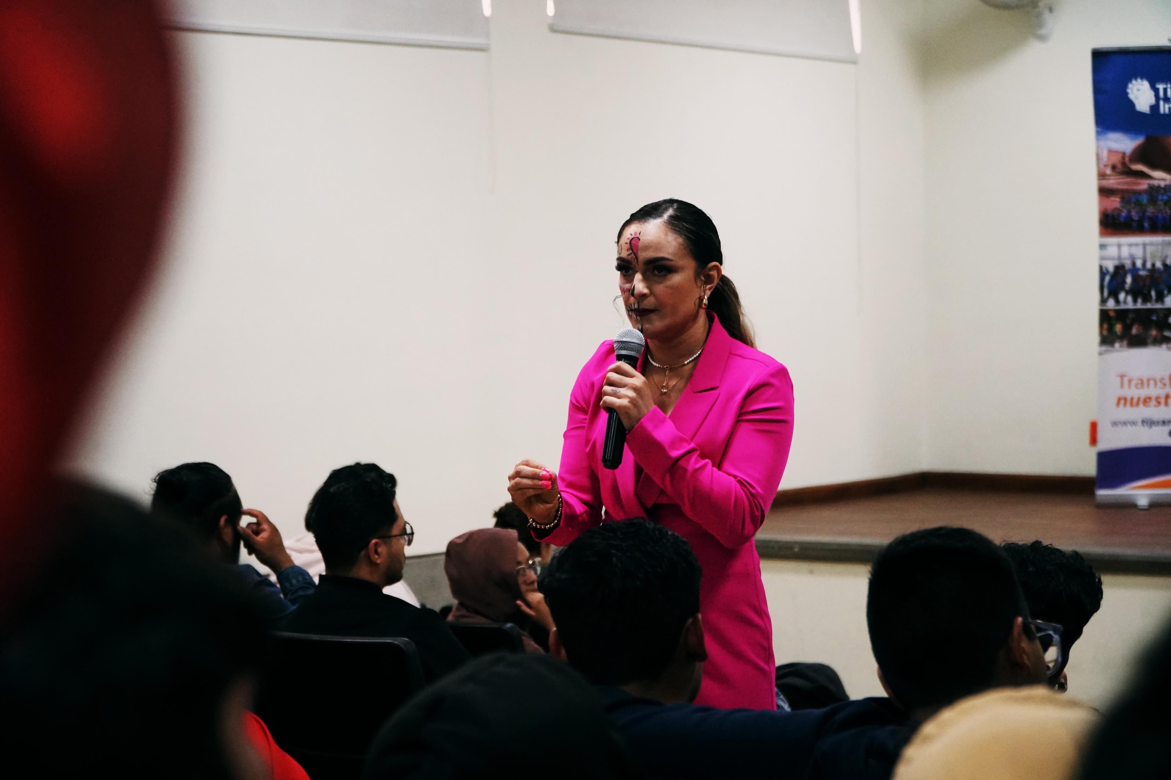 La luchadora tijuanense Thunder Rosa inspira a estudiantes de UABC