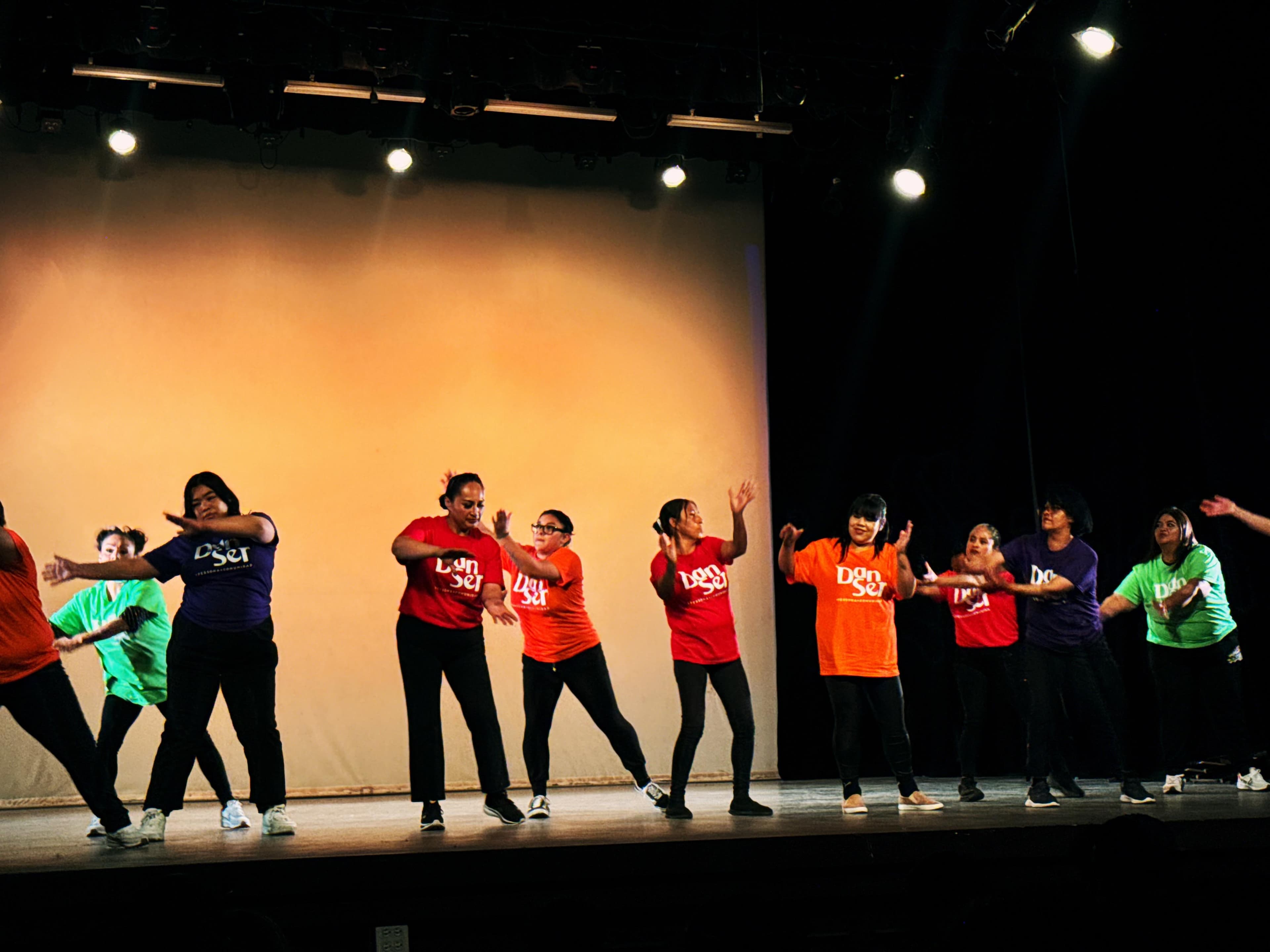 Jóvenes aprenden a expresar sus emociones bailando