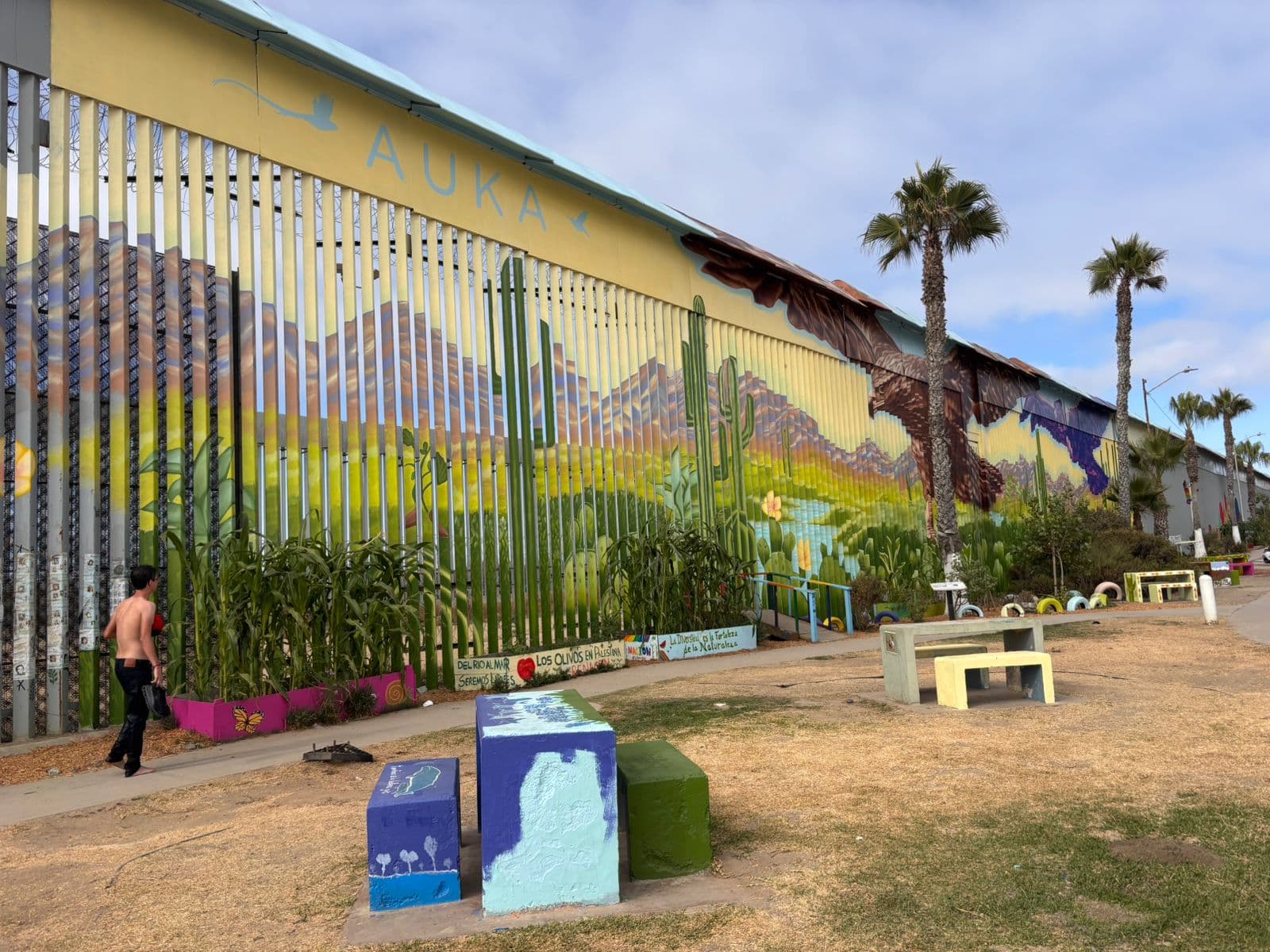 “Libre” Gutiérrez da un “Abrazo Mutuo” con mural en Playas de Tijuana